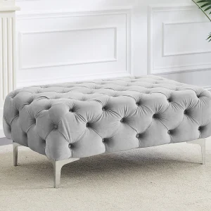 Chesterfield-poef van lichtgrijs velours en metalen poten EDWINA Chesterfield-poef van lichtgrijs velours en metalen poten EDWINA