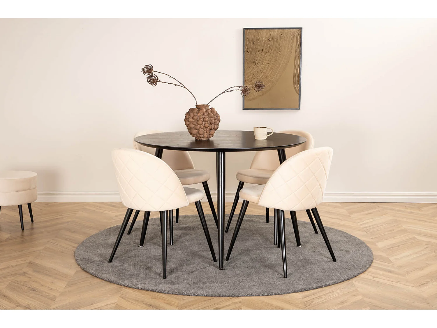 DippØ115BLBL eethoek eetkamertafel zwart en 4 Velvet Stitches eetkamerstal velours beige.