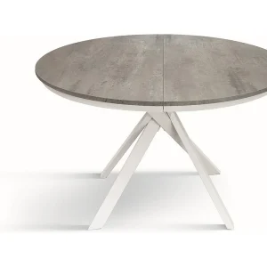 Cementgrijze ronde tafel, witte metalen poten 120-170cm – PANTELLERIA