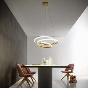 Diva – Suspension LED dimmable 47W – en aluminium doré brossé, lumière chaude 3000K, anneaux entrelacés d.65cm Diva – Suspension LED dimmable 47W – en aluminium doré brossé, lumière chaude 3000K, anneaux entrelacés d.65cm