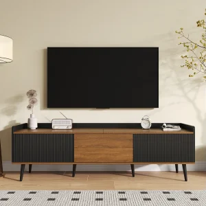 Compacte tv-kast met 3 deuren. Zwart/houten afwerking, 160 x 39 x 49,5 cm. Praktische onderkast voor je media. Compacte tv-kast met 3 deuren. Zwart/houten afwerking, 160 x 39 x 49,5 cm. Praktische onderkast voor je media.