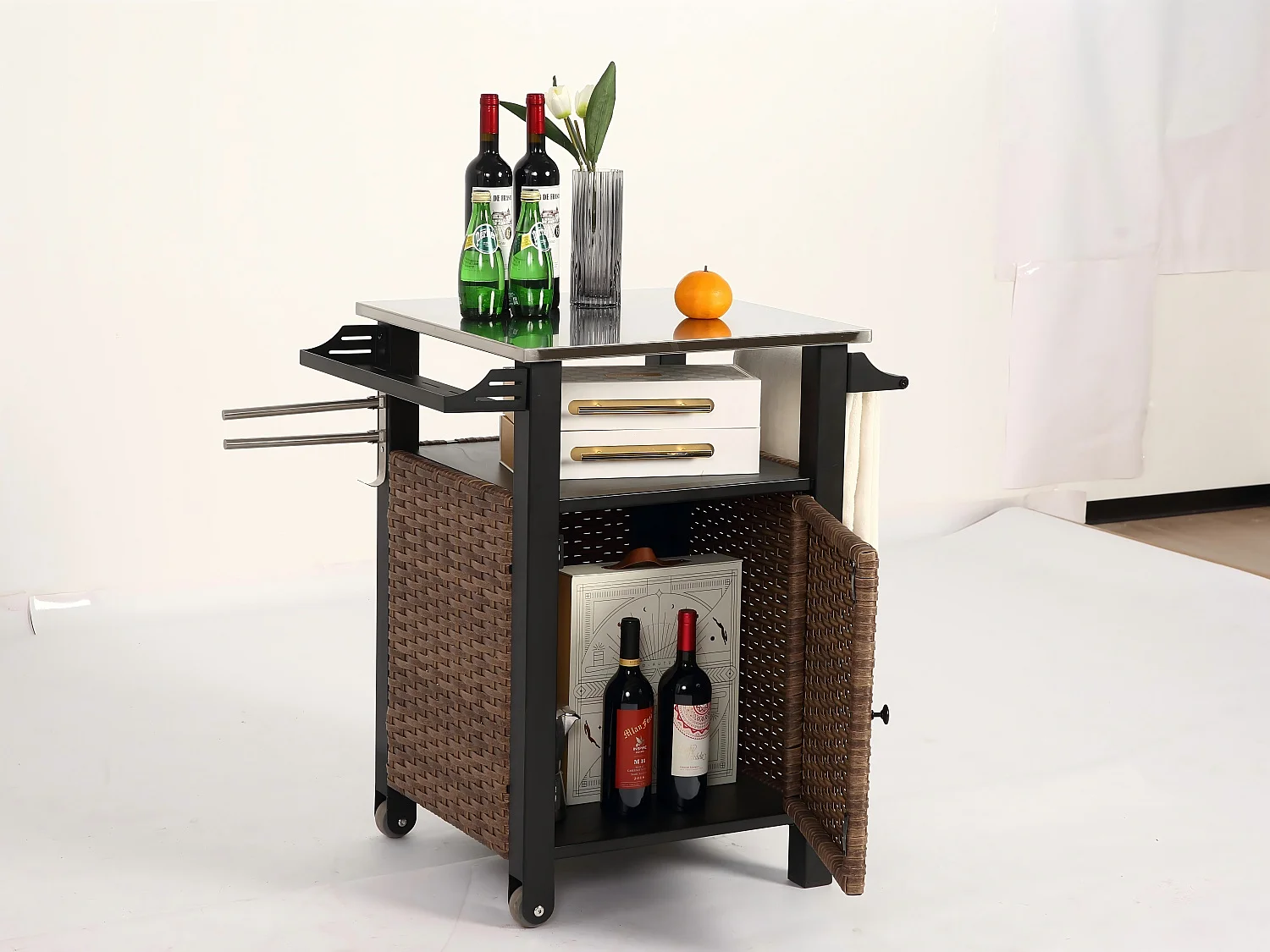 Centraal kookeiland in bruin rotan - 1 deur - Natuurlijke bohemian stijl met 2 planken - Mobiel meubel met wielen - Perfect voor terras of buitentuin
