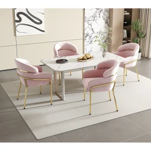 Conjunto de 4 cadeiras em veludo rosa com pés em metal dourado. Conjunto de 4 cadeiras em veludo rosa com pés em metal dourado.
