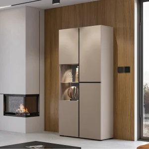 Hoge vitrinekast met 2 deuren uit de HAVANA collectie met geïntegreerde LED. Kleur beige en zwart. Hoge vitrinekast met 2 deuren uit de HAVANA collectie met geïntegreerde LED. Kleur beige en zwart.