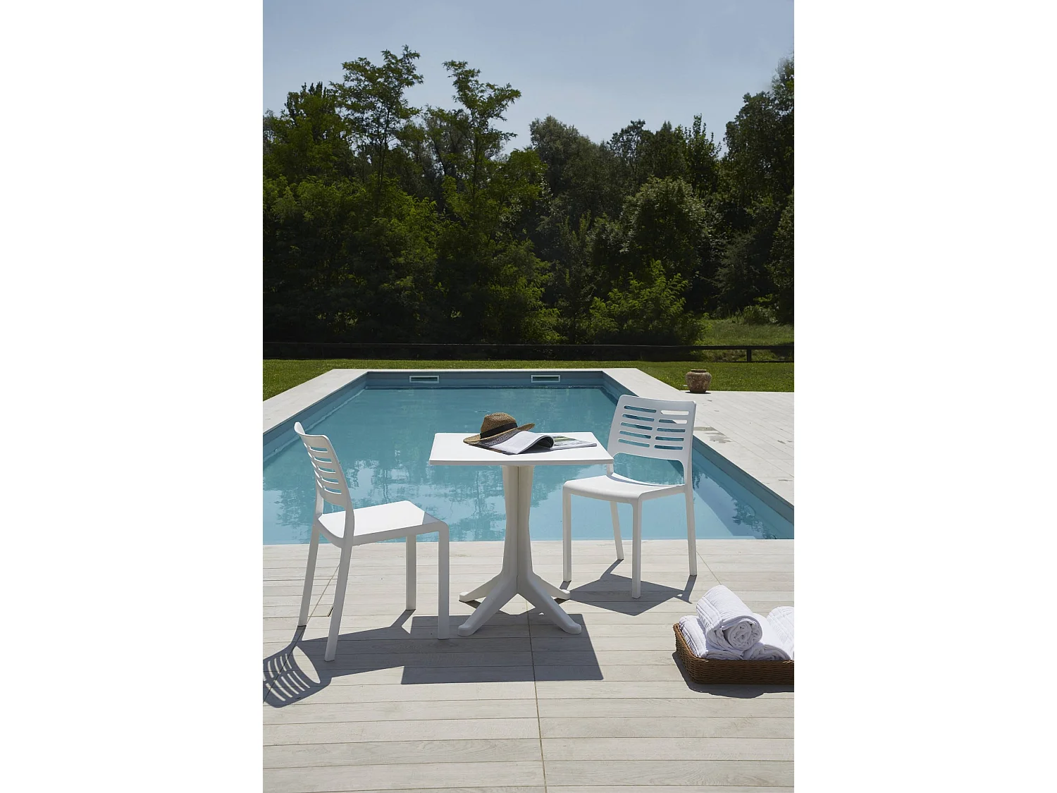 Dmora Buiten Tafel Trani 70x70x72h cm Wit, 4 Zitplaatsen, Uitschuifbaar, Waterdicht, Waterafstotend, Made in Italy