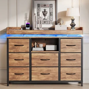 Bruine kast met 8 lades, RGB LED, oplaadpunt, duurzaam kationisch stof – 108x30x82 cm Bruine kast met 8 lades, RGB LED, oplaadpunt, duurzaam kationisch stof – 108x30x82 cm