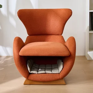 Designer fauteuil in haai-walvisstijl met dierennis, bekleed met baksteenrode stof. Designer fauteuil in haai-walvisstijl met dierennis, bekleed met baksteenrode stof.