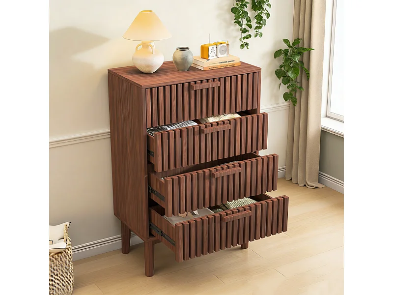 Commode van hout en rotan met 4 lades, houten handgreep en steunpoten, lineair patroon, bruin