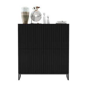 Commode met 4 deuren – Corpus Mat zwart, geribbelde fronten Mat zwart – 112 cm, zwart metalen frame Commode met 4 deuren – Corpus Mat zwart, geribbelde fronten Mat zwart – 112 cm, zwart metalen frame