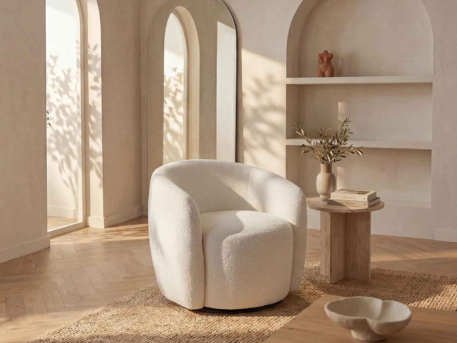 Draaibare fauteuil van witte boucléstof VEREIDE