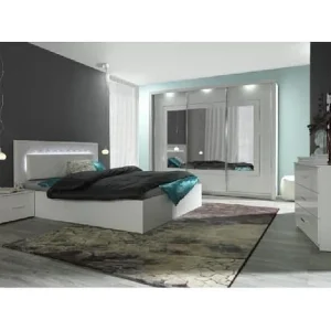 Volledige slaapkamer PANAREA – Kledingkast, bed 160 x 200 cm, dressoir en nachtkastjes – Glanzend wit met chromen afwerking Volledige slaapkamer PANAREA – Kledingkast, bed 160 x 200 cm, dressoir en nachtkastjes – Glanzend wit met chromen afwerking
