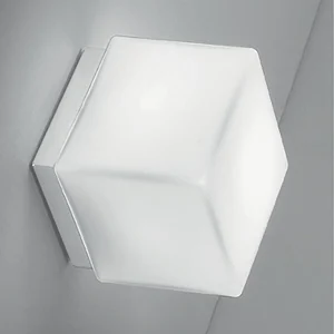 Dado wand- en plafondlamp, modern design, mat wit metaal met diffuser van opaal triplexglas, afmetingen 11x11x13 cm, E27 fitting. Dado wand- en plafondlamp, modern design, mat wit metaal met diffuser van opaal triplexglas, afmetingen 11x11x13 cm, E27 fitting.