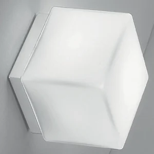 Dado vierkante wand- of plafondlamp in mat wit metaal met satijn opalen triplex glazen diffuser, E27 fitting, afmetingen 16x16x16,5 cm Dado vierkante wand- of plafondlamp in mat wit metaal met satijn opalen triplex glazen diffuser, E27 fitting, afmetingen 16x16x16,5 cm