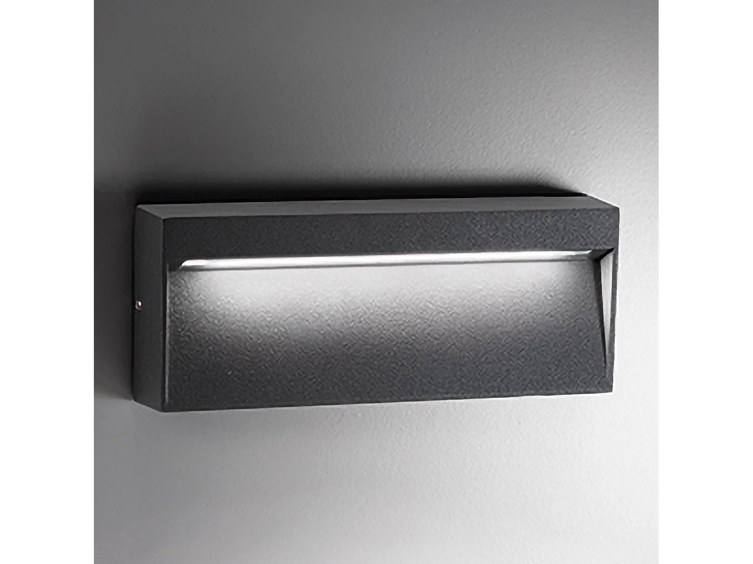 Donkergrijze LED-wandlamp 8,5W IP54 3000K in gegoten aluminium, geschikt voor binnen- en buitengebruik. Modern en elegant design, slank ontwerp.