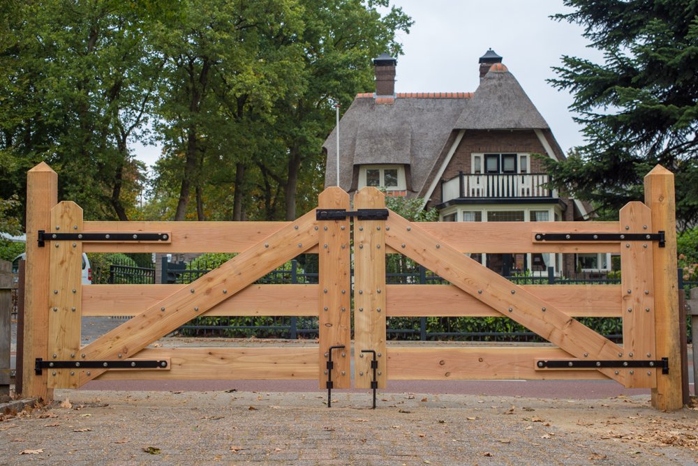 Inrijpoort Douglas Geschaafd met zwart beslag 110cm hoog