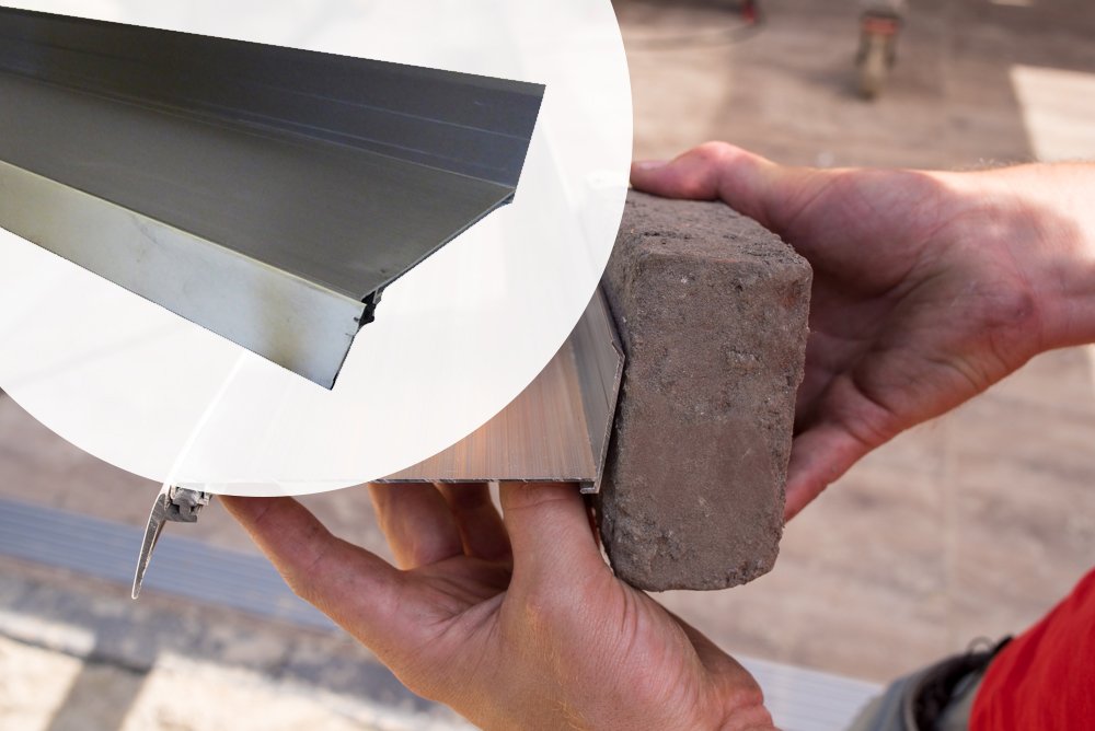 Muurprofiel voor gevel montage 122 mm breed met rubberen dichtingsslip